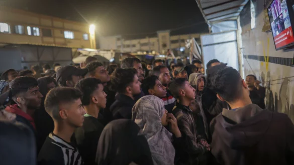 Menschen im Gazastreifen warten auf die Verkündung eines Waffenruheabkommens zwischen der Hamas und Israel. - © Jehad Alshrafi/AP/dpa