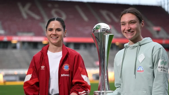Am 1. Mai spielen sie in Köln gegeneinander um diesen Pokal: die Münchnerin Sarah Zadrazil und die Bremerin Sophie Weidauer bei einem Medientermin. - © Federico Gambarini/dpa