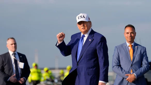 Wird wohl den Ton angeben beim Gipfel: US-Präsident Trump. - © Alex Brandon/AP/dpa