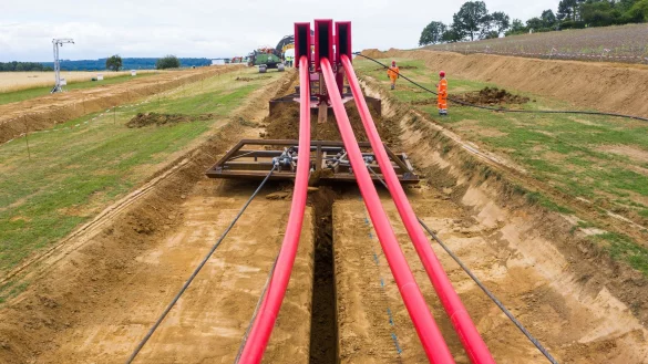 Nicht wenig Erde wird bewegt, wenn Erdkabel in offener Bauweise verlegt werden. (Archivbild) - &copy; Christophe Gateau/dpa