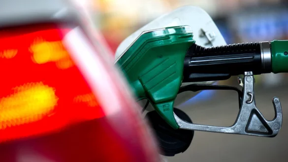 Diesel ist derzeit in Bayern am teuersten, Benzin in Sachsen. (Archivbild) - © Arno Burgi/dpa