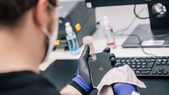 Zum Standard geh&ouml;rt, dass Refurbished-Smartphones ausf&uuml;hrlich getestet und defekte Teile ersetzt werden. - &copy; Zacharie Scheurer/dpa-tmn