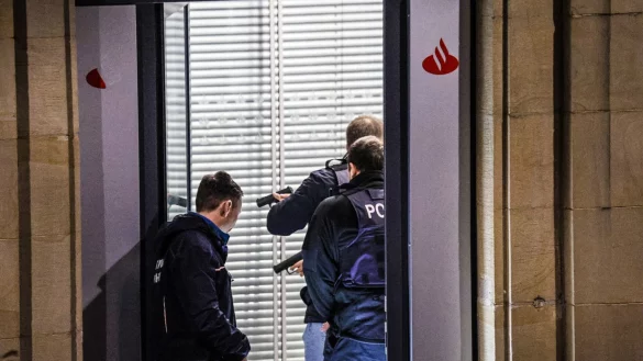 Mit gez&uuml;ckten Waffen stehen Polizisten nach der Sprengung eines Geldautomaten in einer Bank. - &copy; Alex Talash/dpa