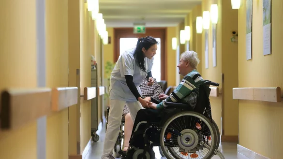 Ausl&auml;ndische Pflegekr&auml;fte k&ouml;nnten Personalprobleme in Heimen verringern - wenn sie voll arbeiten d&uuml;rfen. (Archivbild) - &copy; picture alliance / dpa