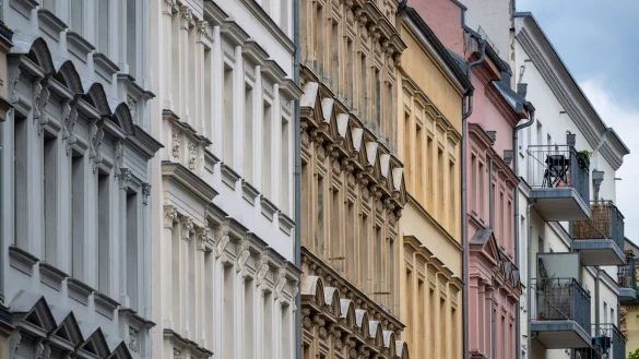 Starke Preisanstiege für Mieterinnen und Mieter sollen weiter gebremst werden. (Archivbild) - © Monika Skolimowska/dpa