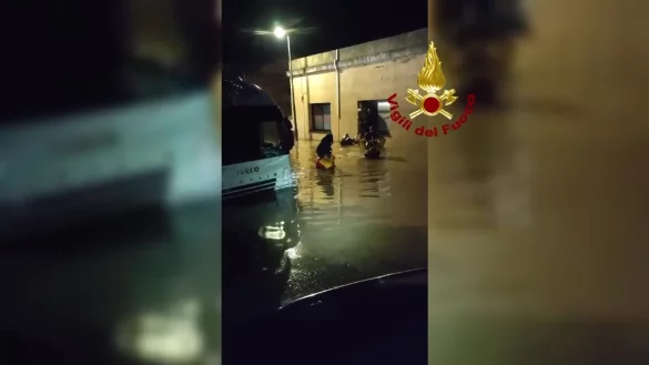 Auf der italienischen Mittelmeerinsel Elba hat die Feuerwehr nach schweren Regenfällen Dutzende Menschen in Sicherheit gebracht. - © Vigili del Fuoco/dpa