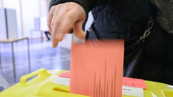 Die Wahl l&auml;uft zwar &uuml;berall &auml;hnlich ab - doch die Wahllokale unterscheiden sich teils stark. (Symbolbild) - &copy; Julian Stratenschulte/dpa