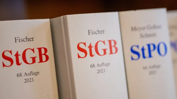 Jugendliche vor dem Gesetz: Ab 14 kann Strafmündigkeit greifen. (Symbolbild) - © Monika Skolimowska/dpa