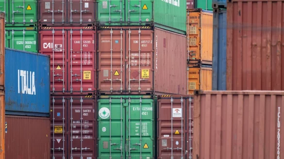 Für große Unsicherheit über die wirtschaftliche Entwicklung sorgen die Zollpolitik von US-Präsident Donald Trump und die Folgen für den Welthandel. (Symbolbild) - © Marijan Murat/dpa