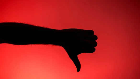 Der Mensch nimmt negative Informationen st&auml;rker wahr als positive. (Symbolbild) - &copy; Sina Schuldt/dpa