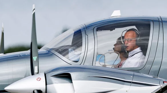 Friedrich Merz ist leidenschaftlicher Hobbypilot. (Archivbild) - © Axel Heimken/dpa