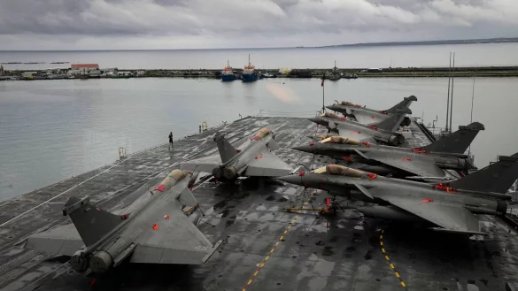 Mehrmals im Jahr wird mit französischen Kampfjets Abschreckung geübt. (Archivbild) - © Petros Karadjias/AP/dpa