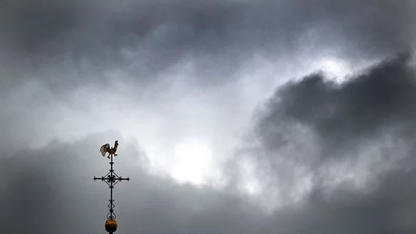 In Nordrhein-Westfalen bedecken Regenwolken den Himmel. (Symbolbild) - © Federico Gambarini/dpa