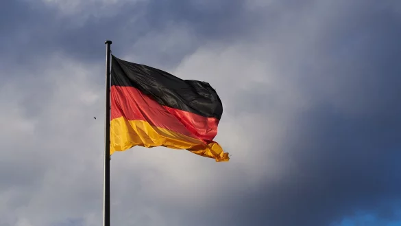 Mit dem Gemeinschaftsgef&uuml;hl zwischen Ost- und Westdeutschland geht es einer Umfrage nach wieder abw&auml;rts. (Archivbild) - &copy; Annette Riedl/dpa