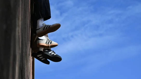 Ein Ende beim Sneaker-Trend ist aus Expertensicht nicht zu erwarten. (Symbolbild) - © Arne Dedert/dpa