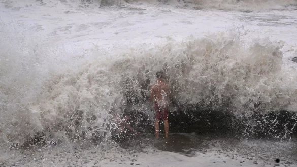 Alfred warf mit Monsterwellen seine Schatten voraus - schon bevor er auf Land traf. - © Dave Hunt/AAP/dpa