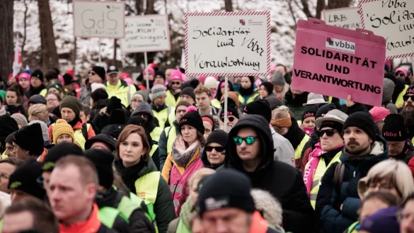 Gedrückte Stimmung zu Beginn der Tarifverhandlungen: Die Gewerkschaften gedachten der Opfer von München. - © Carsten Koall/dpa