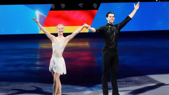 Minerva Hase (l) und Nikita Wolodin haben bei der Eiskunstlauf-WM Silber gewonnen. - © Charles Krupa/AP/dpa