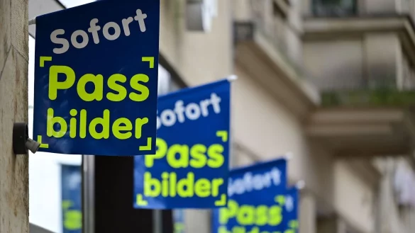 Ab Mai sollten von der Passbeh&ouml;rde eigentlich nur noch digitale Fotos akzeptiert werden, die entweder direkt in der Beh&ouml;rde angefertigt oder durch auf einem festgelegten, sicheren &Uuml;bermittlungsweg von einem Fotostudio dorthin gesendet werden. (Archivfoto) - &copy; Martin Schutt/dpa