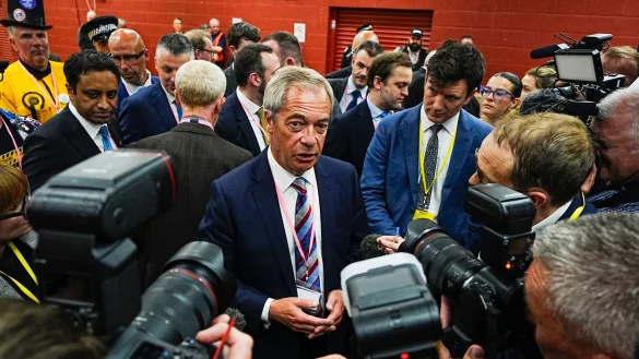 Nigel Farage trieb einst den Brexit voran, den EU-Austritt Großbritanniens. - © Peter Byrne/PA/AP/dpa