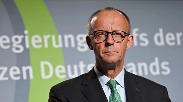 Bundeskanzler Friedrich Merz sagt Ostdeutschland weitere Unterst&uuml;tzung bei Infrastrukturinvestitionen zu. - &copy; Martin Schutt/dpa
