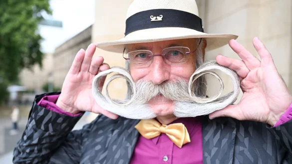 J&uuml;rgen Burkhardt ist mehrmaliger Bartweltmeister. - &copy; Bernd Wei&szlig;brod/dpa