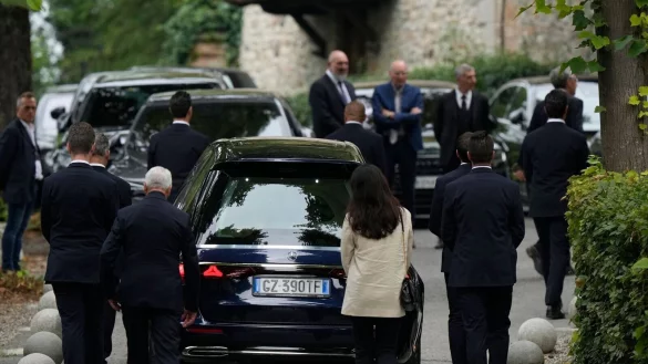 Nur ein kleiner Kreis von Angeh&ouml;rigen, Freunden und engsten Mitarbeitern von Armani waren zur Feier eingeladen. - &copy; Luca Bruno/AP/dpa