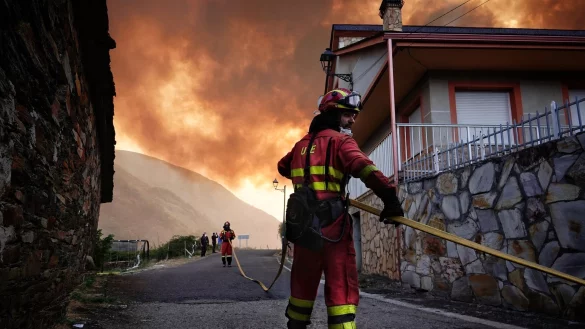 Während sich die Lage bei den Waldbränden in Spanien insgesamt leicht zu entspannen beginnt, wüten vor allem in Kastilien und León sowie in Galicien noch immer gefährliche Feuer. - © Xuan Cueto/EUROPA PRESS/dpa