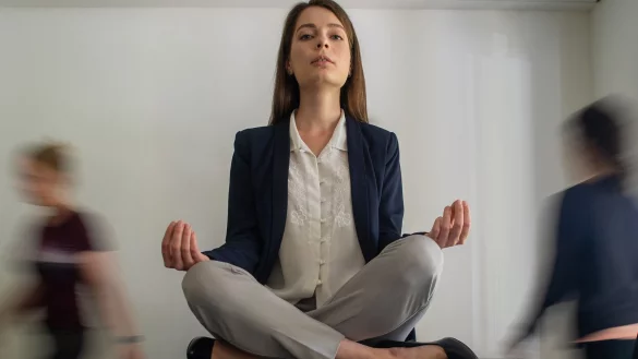 Energie tanken zwischendurch: Schon kurze Auszeiten im Arbeitsalltag helfen beim Abschalten. - © Klaus-Dietmar Gabbert/dpa-tmn