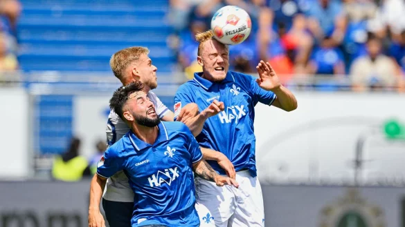 Wechselger&uuml;chten zum Trotz erzielt Darmstadts Isac Lidberg (r) gegen Bochum drei Treffer. - &copy; Uwe Anspach/dpa