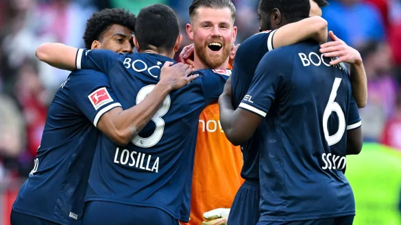 Bochumer Glückseligkeit in München, mittendrin der bärenstark haltende Torwart Timo Horn. - © Sven Hoppe/dpa