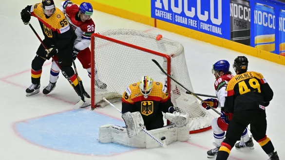 Deutschlands Torh&uuml;ter Mathias Niederberger &uuml;berzeugte gegen Weltmeister Tschechien mit guten Paraden. - &copy; im&aacute;nek V&iacute;t/CTK/dpa