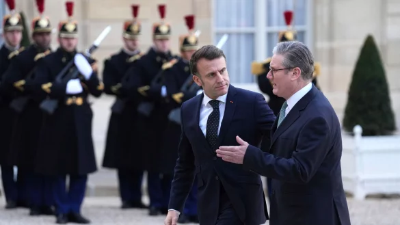 Frankreichs Präsident Emmanuel Macron und der britische Premier Keir Starmer sind in Kontakt mit Donald Trump. - © Aurelien Morissard/AP/dpa