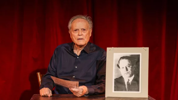 Der Schauspieler Bert Oberdorfer, der regelm&auml;&szlig;ig mit einer Tucholsky-Revue auftritt, ist immer wieder &uuml;berrascht, wie aktuell die Texte des Journalisten und Satirikers noch sind. - &copy; Oliver Berg/dpa