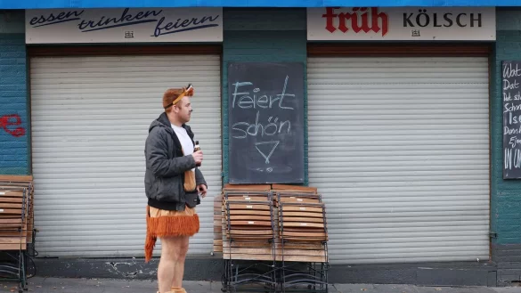 «Feiert schön» steht an einer Kneipe in Köln - ihre Zahl sinkt (Symbolbild) - © Oliver Berg/dpa