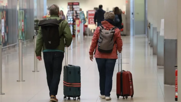 Der Flughafen K&ouml;ln/Bonn erwartet am letzten Ferienwochenende noch einmal Zehntausende Reisende. - &copy; Sascha Thelen/dpa
