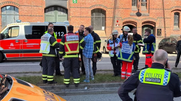 Nach dem Versprühen von Reizgas hat die Hamburger Feuerwehr das Minitatur Wunderland geräumt. - © Jonas Walzberg/dpa