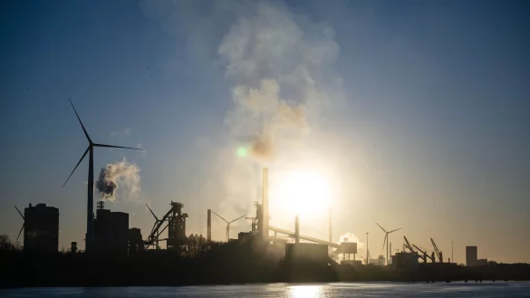 So schnell wie erhofft wird deutscher Stahl nicht grün, das heißt ohne CO2-Ausstoß, hergestellt. (Symbolbild) - © Sina Schuldt/dpa