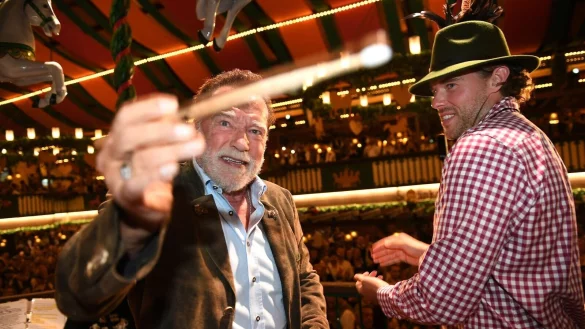 Frohgelaunt griff der &laquo;Terminator&raquo; im Marstall-Festzelt zum Taktstock. - &copy; Felix H&ouml;rhager/dpa