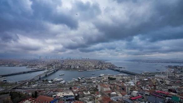 Fähren fahren über den Bosporus und verbinden die europäische Seite, oben und unten, mit der asiatischen Seite, oben rechts, von Istanbul. - © Emrah Gurel/AP/dpa