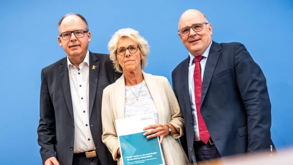 Die Mindestlohnkommission präsentiert das Mindestlohn-Ergebnis. - © Michael Kappeler/dpa