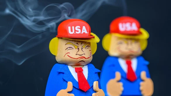 Unter Dampf: US-Pr&auml;sident Donald Trump h&auml;lt als R&auml;ucherm&auml;nnchen Einzug ins erzgebirgische Kunsthandwerk. - &copy; Hendrik Schmidt/dpa