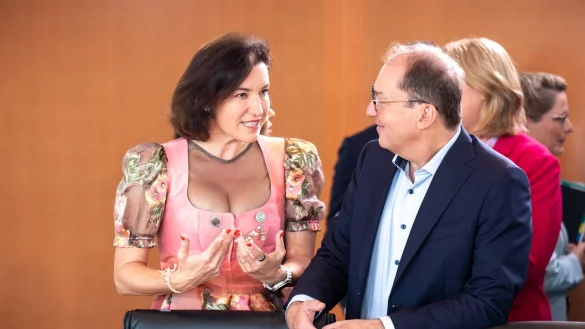 Bayern unter sich: Dorothee B&auml;r und Innenminister Alexander Dobrindt (beide CSU) plaudern vor Beginn der Kabinettssitzung. - &copy; Michael Kappeler/dpa