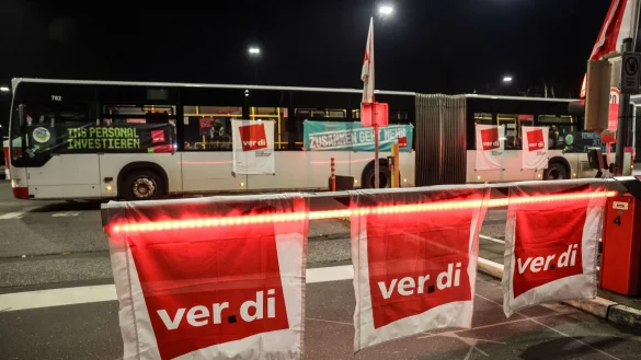 Vor allem im Rheinland werden in den kommenden Tagen auch Bus- und Bahnfahrer streiken (Foto Archiv) - © Oliver Berg/dpa