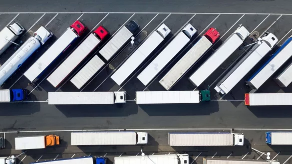 Wer als Lkw-Fahrer oder -Fahrerin einen Parkplatz sucht, ist oft gezwungen, an ungeeigneten Stellen zu halten. (Symbolbild) - &copy; Arnulf Stoffel/dpa