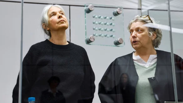 Daniela Klette (links) mit ihrer Rechtsanwältin. - © Wolfgang Rattay/Reuters/Pool/dpa