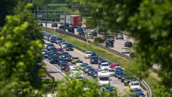 Zum Wochenende rechnet der ADAC wieder mit Staus auf Autobahnen. (Archivbild) - &copy; Peter Kneffel/dpa