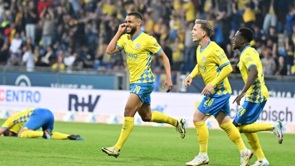 Braunschweigs Leon Bell Bell (l) feiert sein Tor zum 3:2. - © Swen Pförtner/dpa