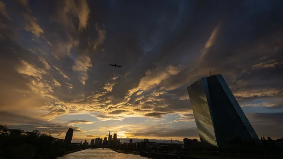 Die EZB kommt ihrem Inflationsziel näher (Archivbild) - © Boris Roessler/dpa