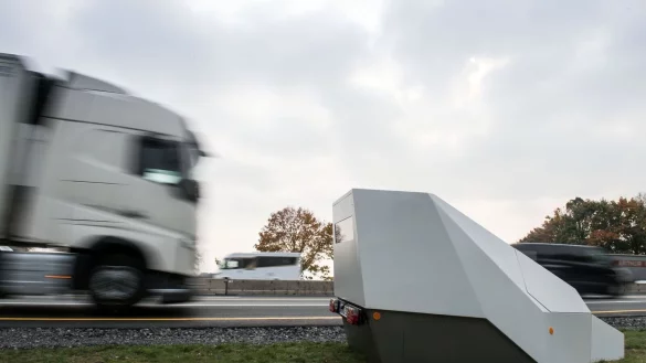 Das Umstoßen eines Blitzers ist strafbar, auch wenn er dabei heile bleibt. - © Bernd Thissen/dpa